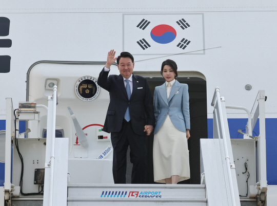 윤석열 대통령 내외, 폴란드 도착  폴란드를 공식 방문하는 윤석열 대통령과 김건희 여사가 12일(현지시간) 바르샤바 쇼팽 국제공항에 전용기인 공군 1호기편으로 도착해 영접객들에게 손 흔들어 인사하고 있다. 2023.7.13